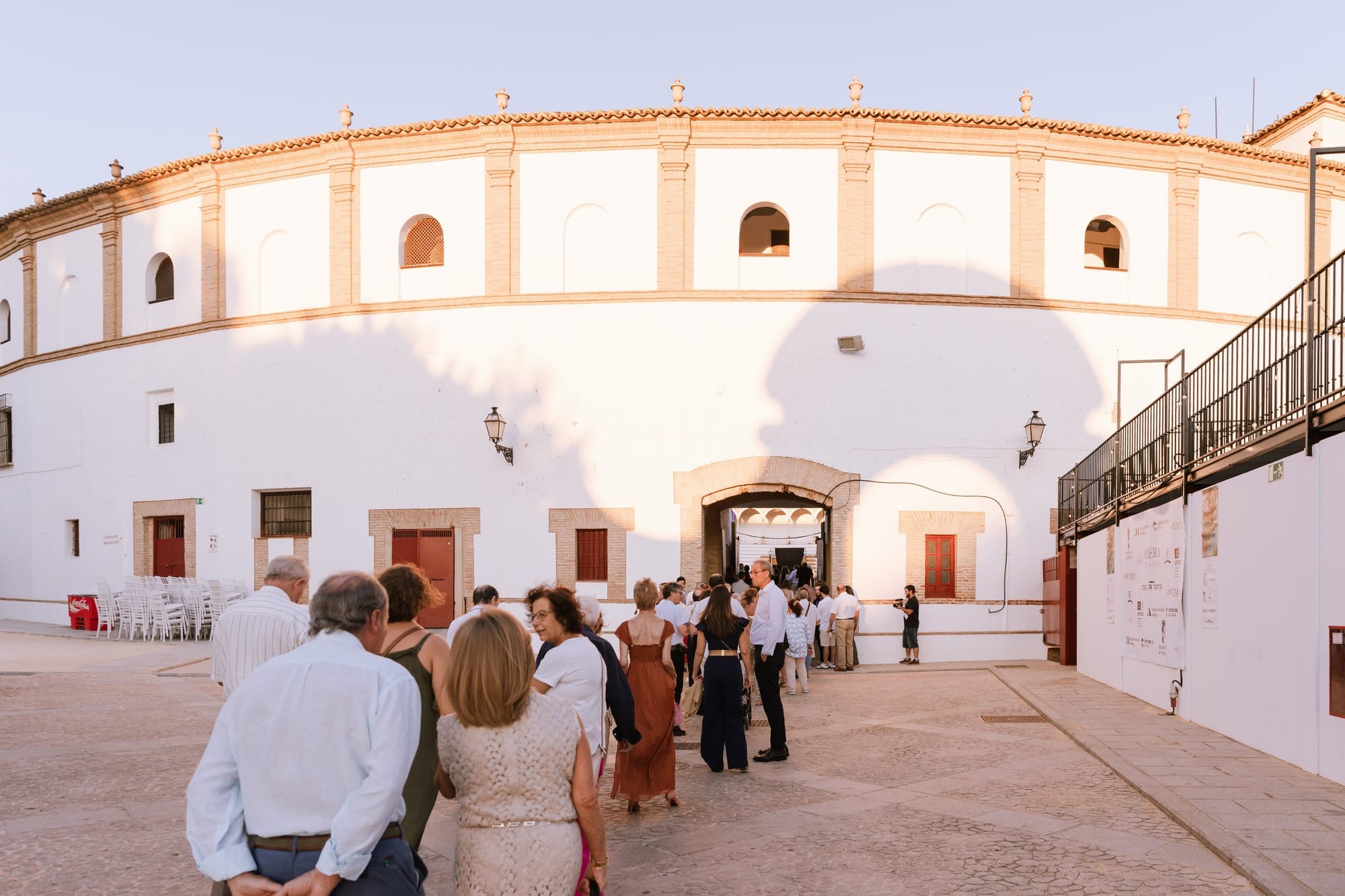 El público llega a la plaza de toros de Antequera para la ópera de julio de 2025