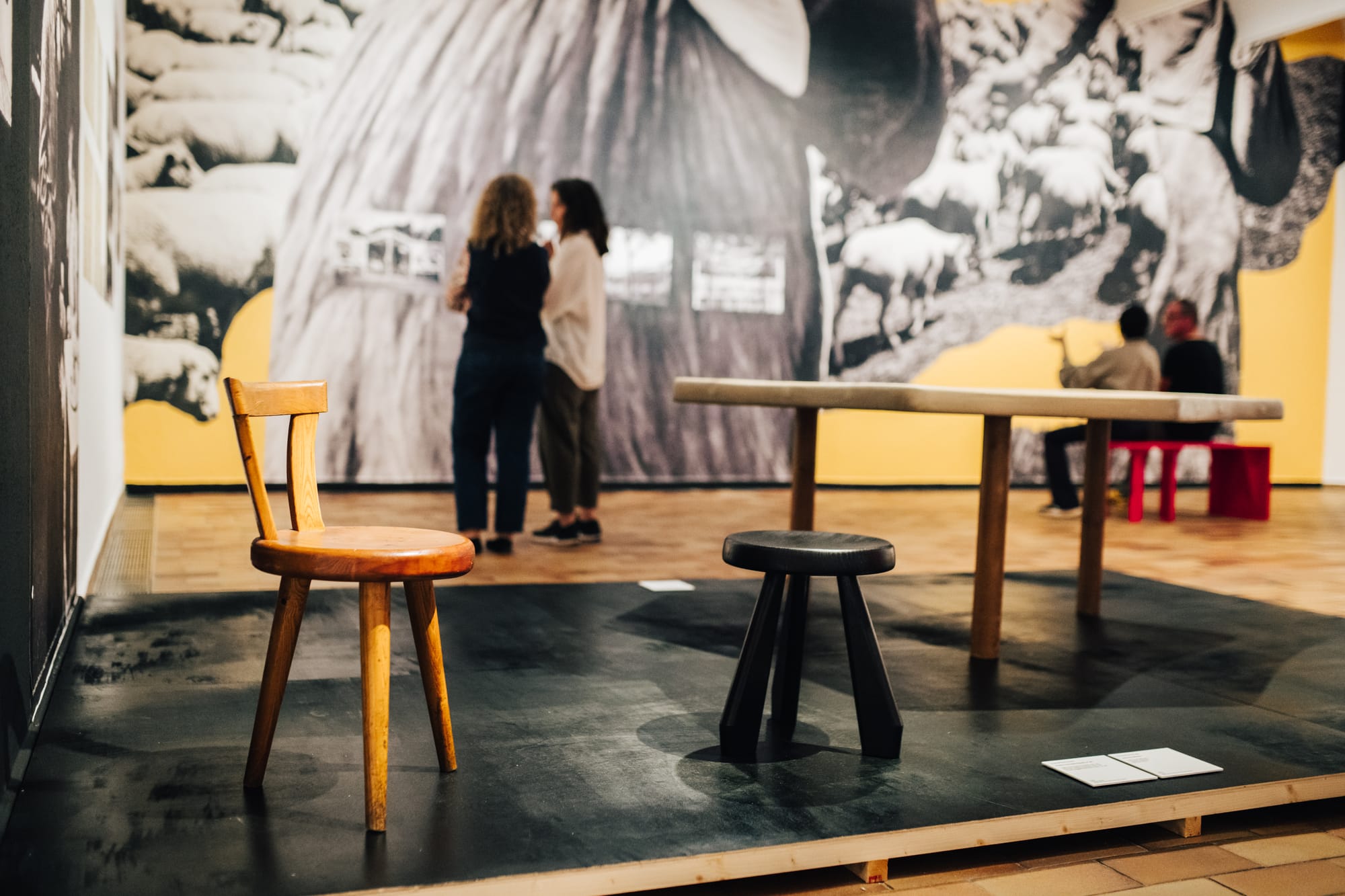 Mobiliario y fotografías de archivo en la exposición de Charlotte Perriand en la Fundació Joan Miró