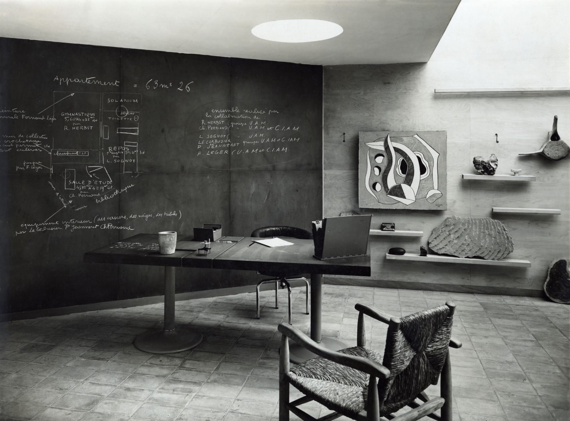 Interior de La Maison du Jeune Homme en Bruselas, con mobiliario moderno y una gran pizarra