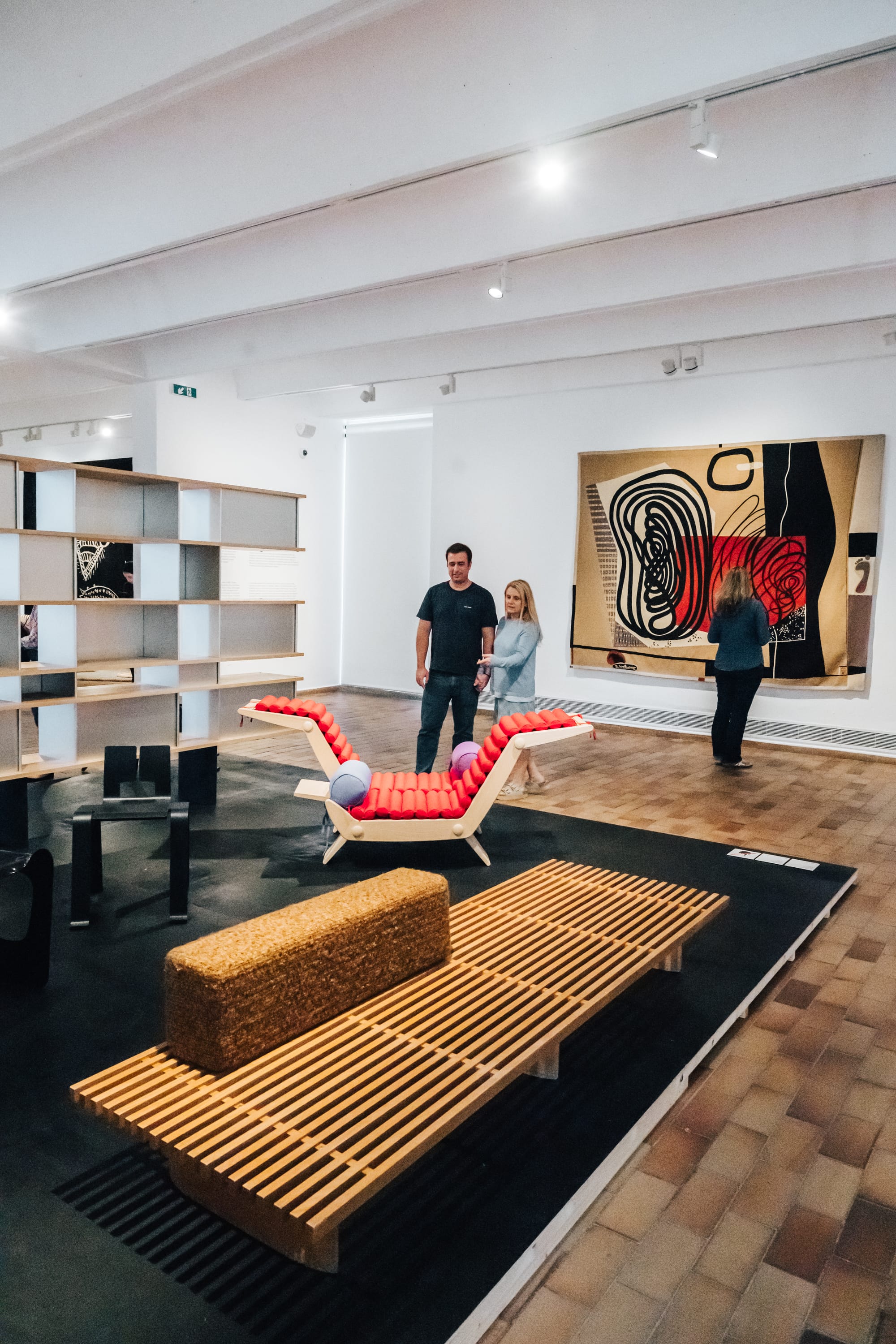 Vista de una sala con muebles de Charlotte Perriand y obras de arte en la Fundació Joan Miró