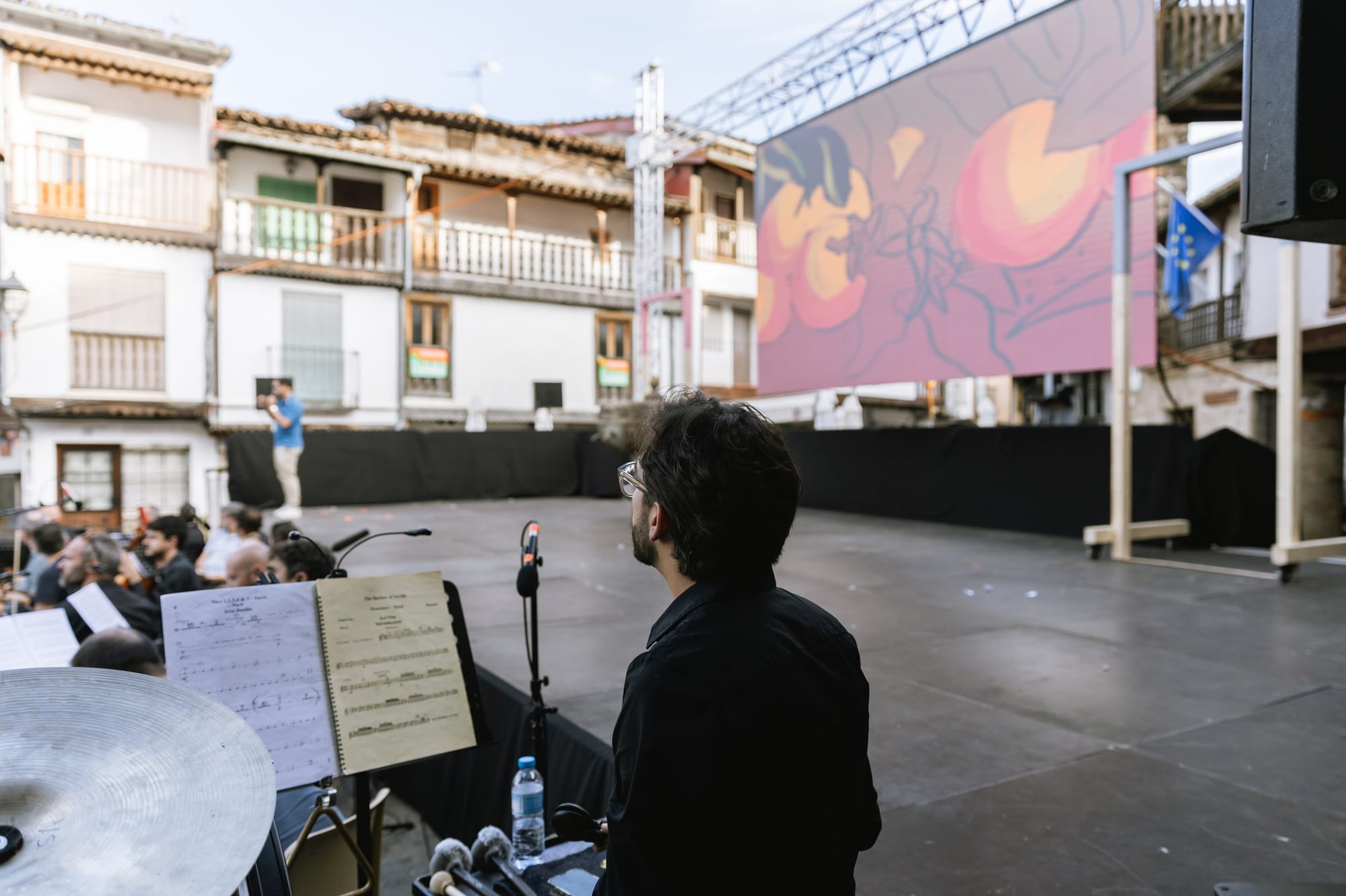 El escenario de la ópera se instala entre los edificios de la plaza