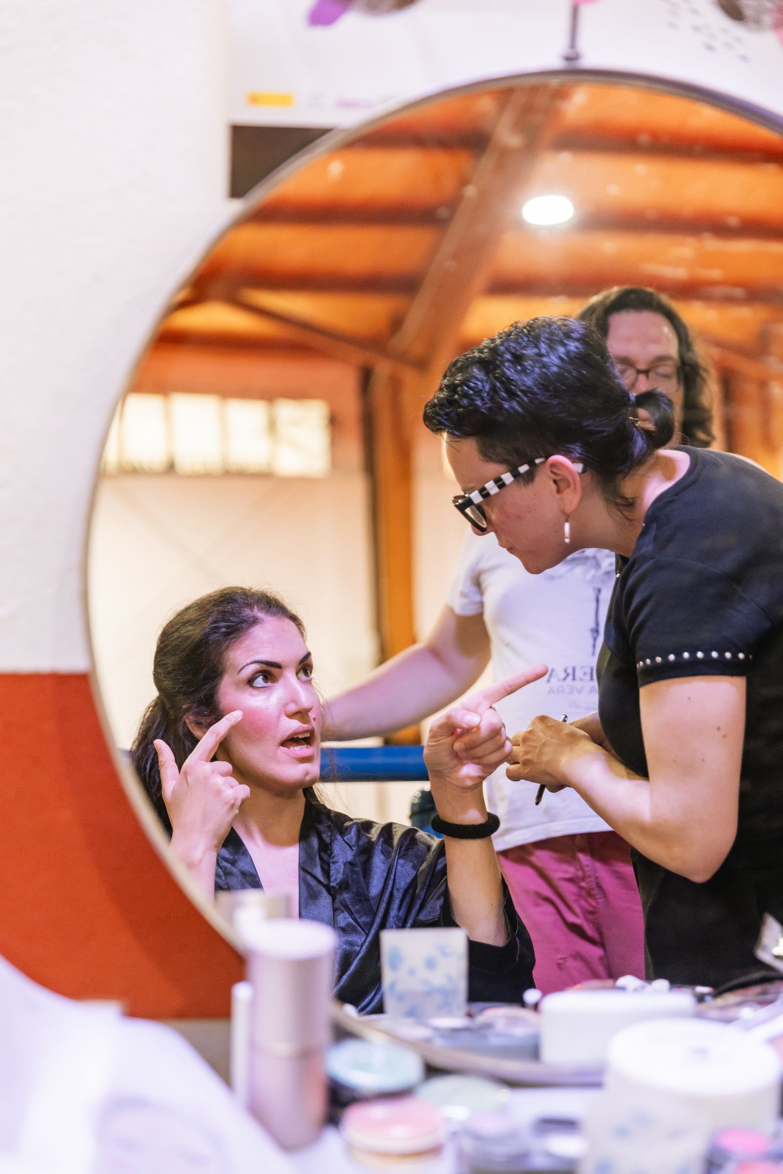 El maquillaje forma parte del trabajo previo a la representación