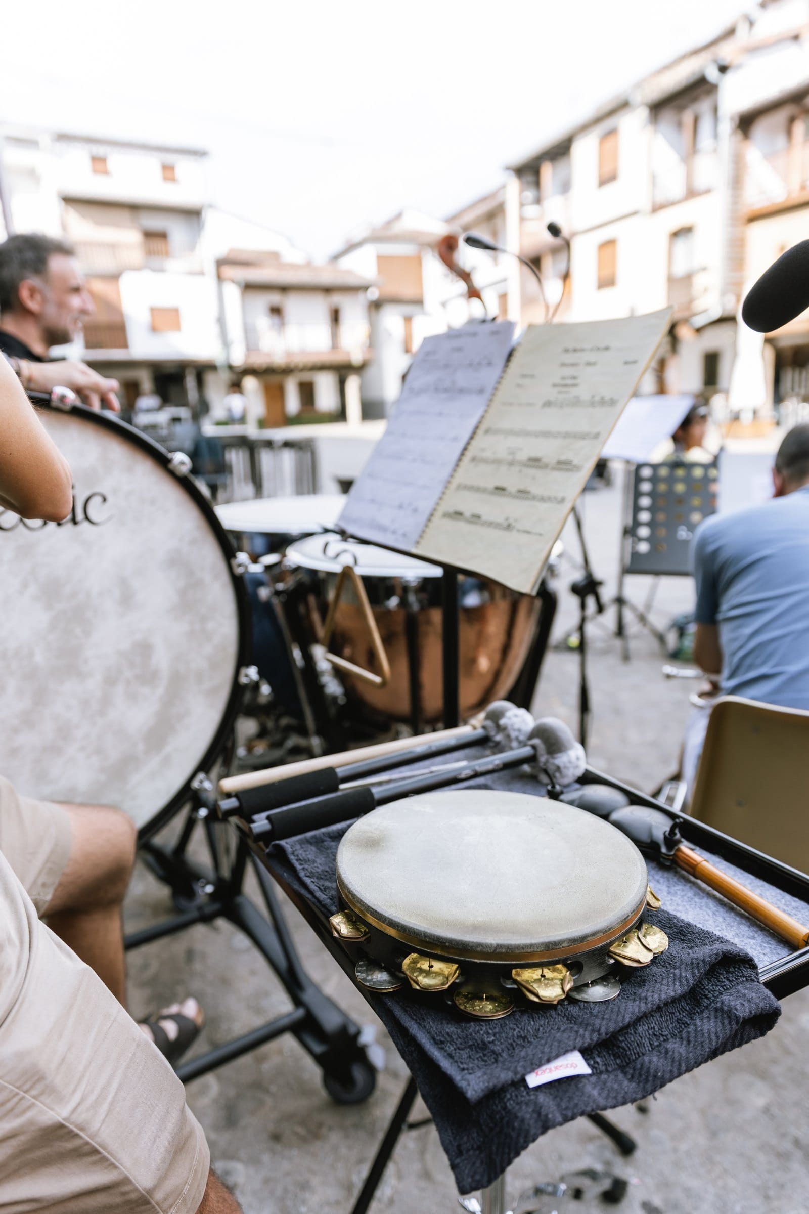 Los músicos y sus partituras, a pie de escenario en la plaza