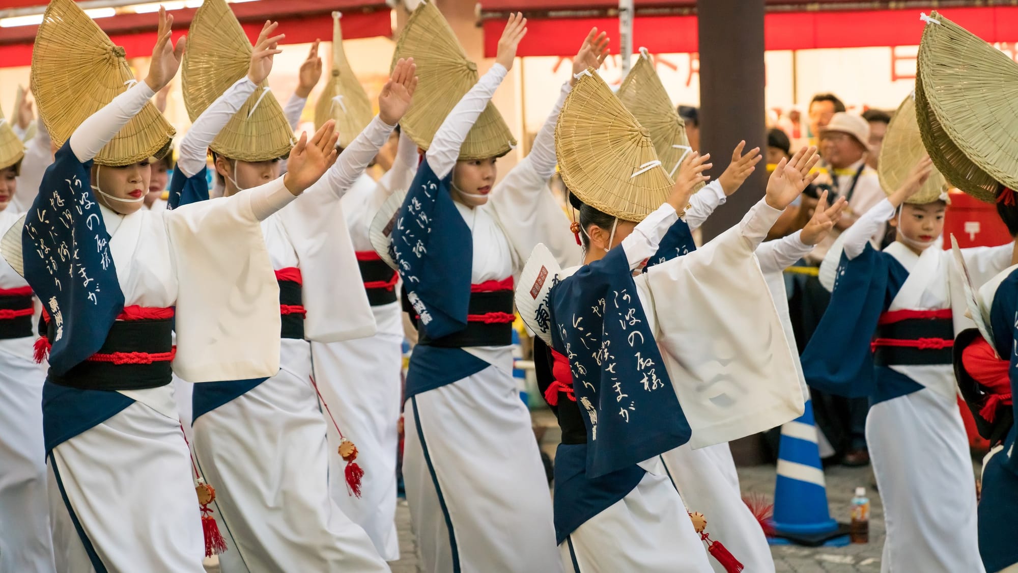 Bailarines del Koenji Awa-Odori con trajes tradicionales