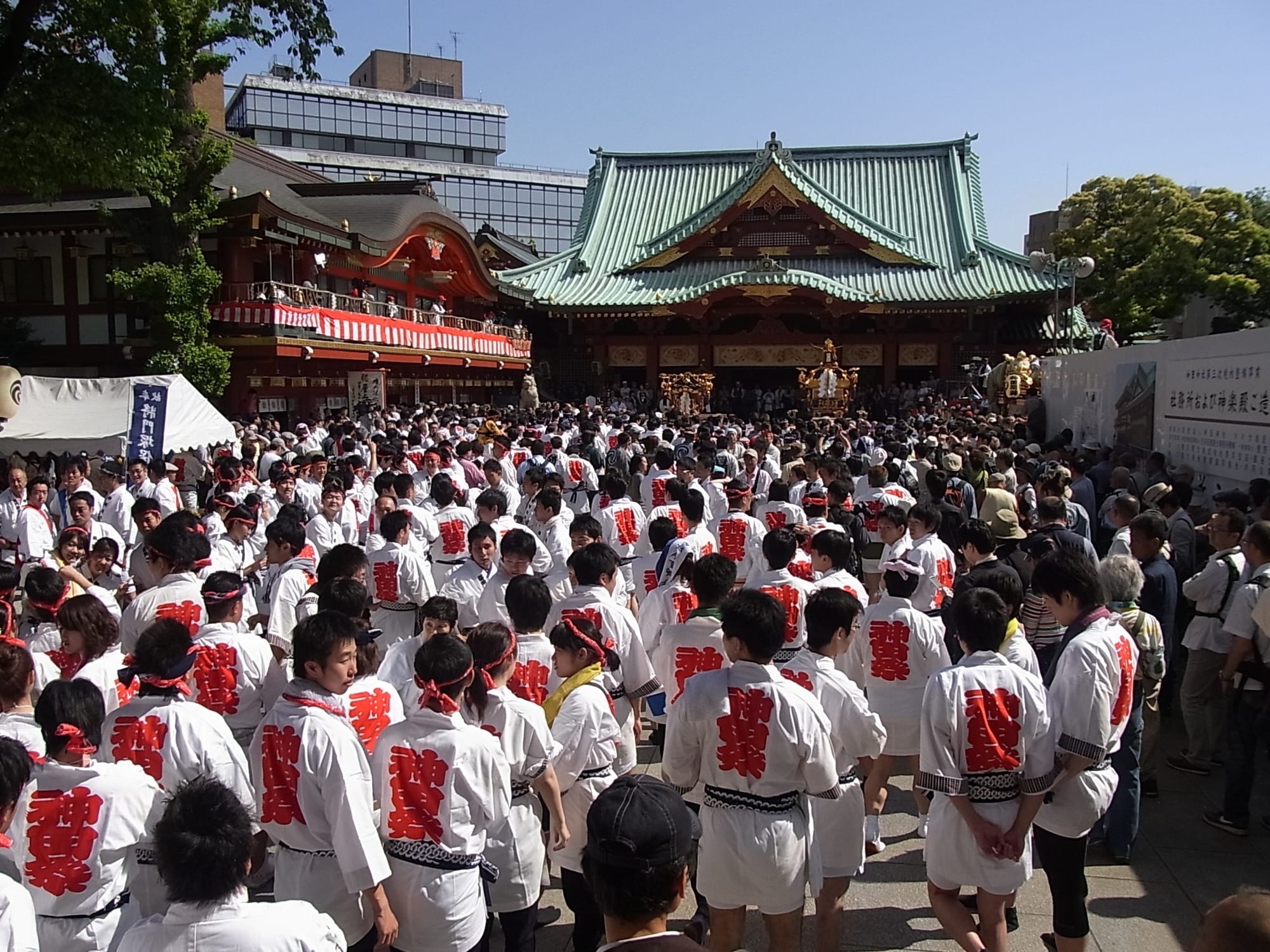 Participantes con vestimenta festiva en el patio del santuario Kanda Myojin