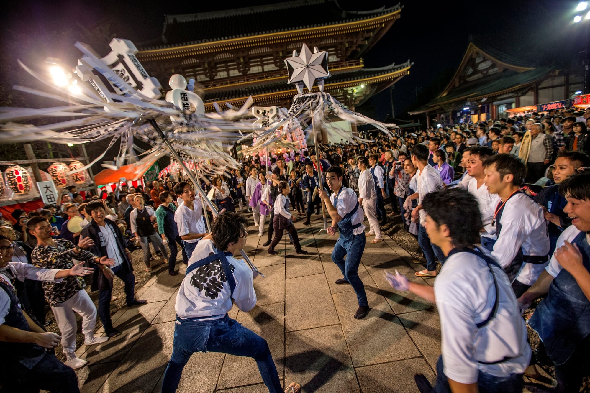 Participantes con estandartes matoi durante el Oeshiki de Ikegami Honmonji