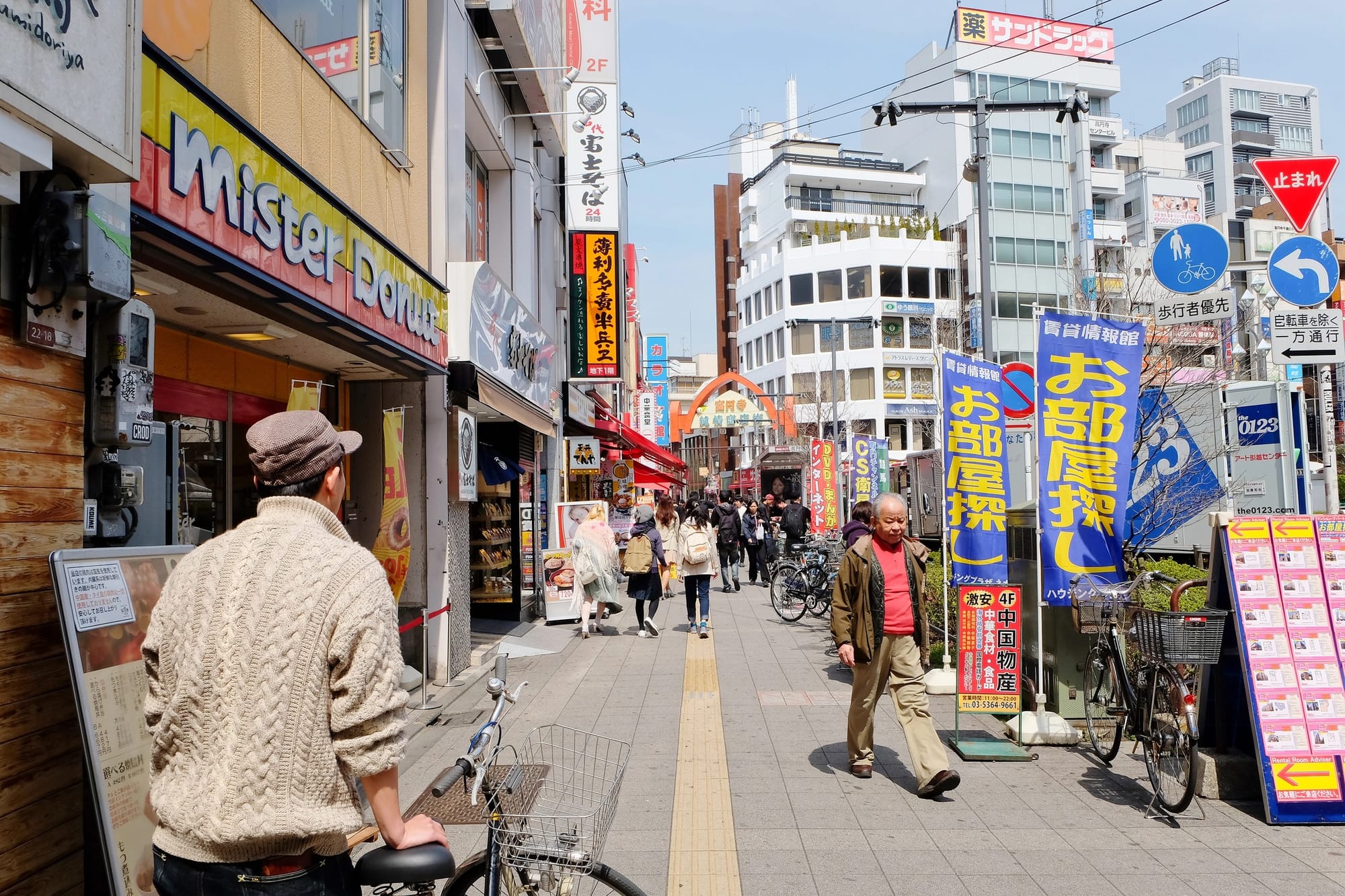 Un ciclista recorre una calle comercial de Koenji