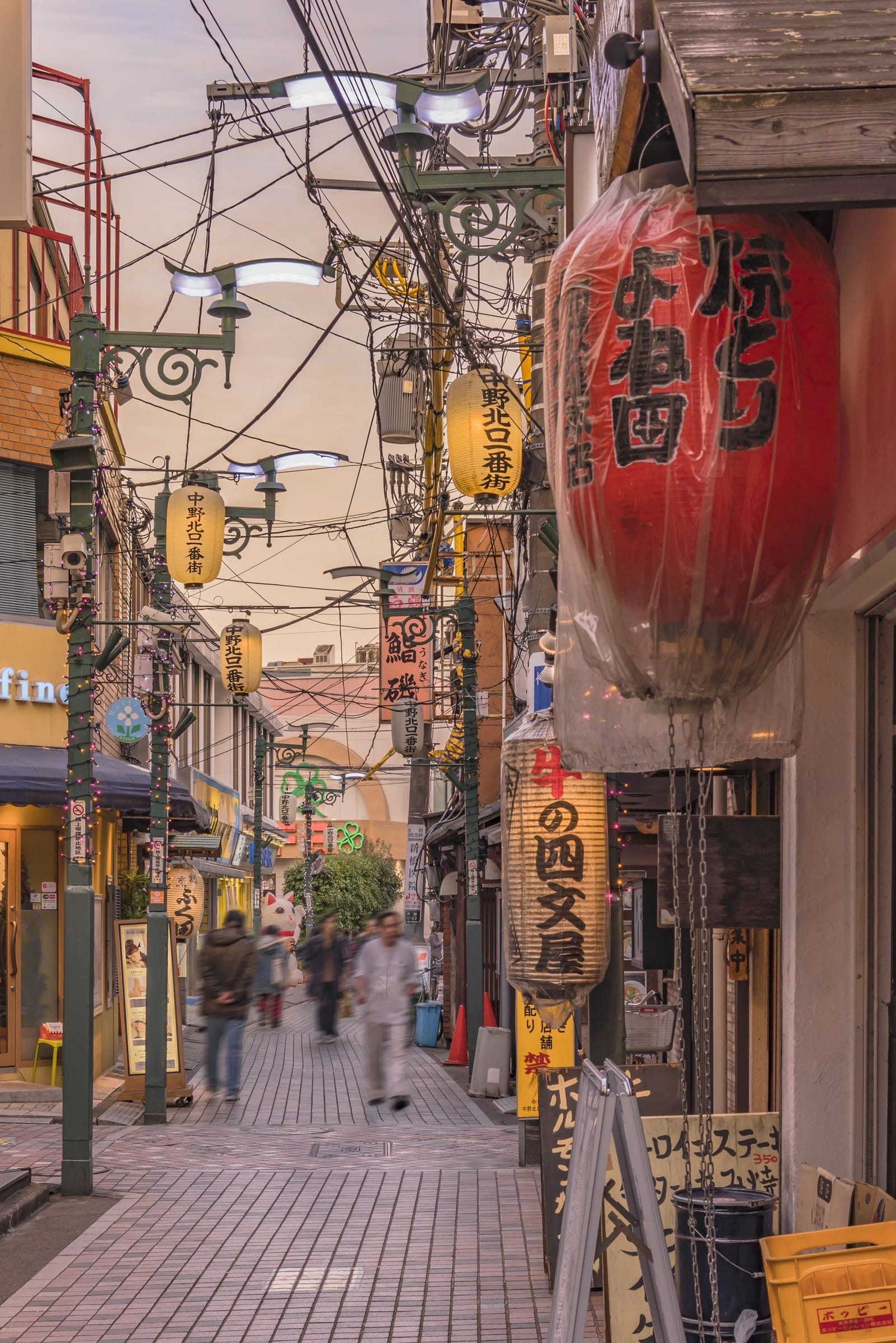 Un callejón de Nakano con farolillos, carteles y pequeños locales