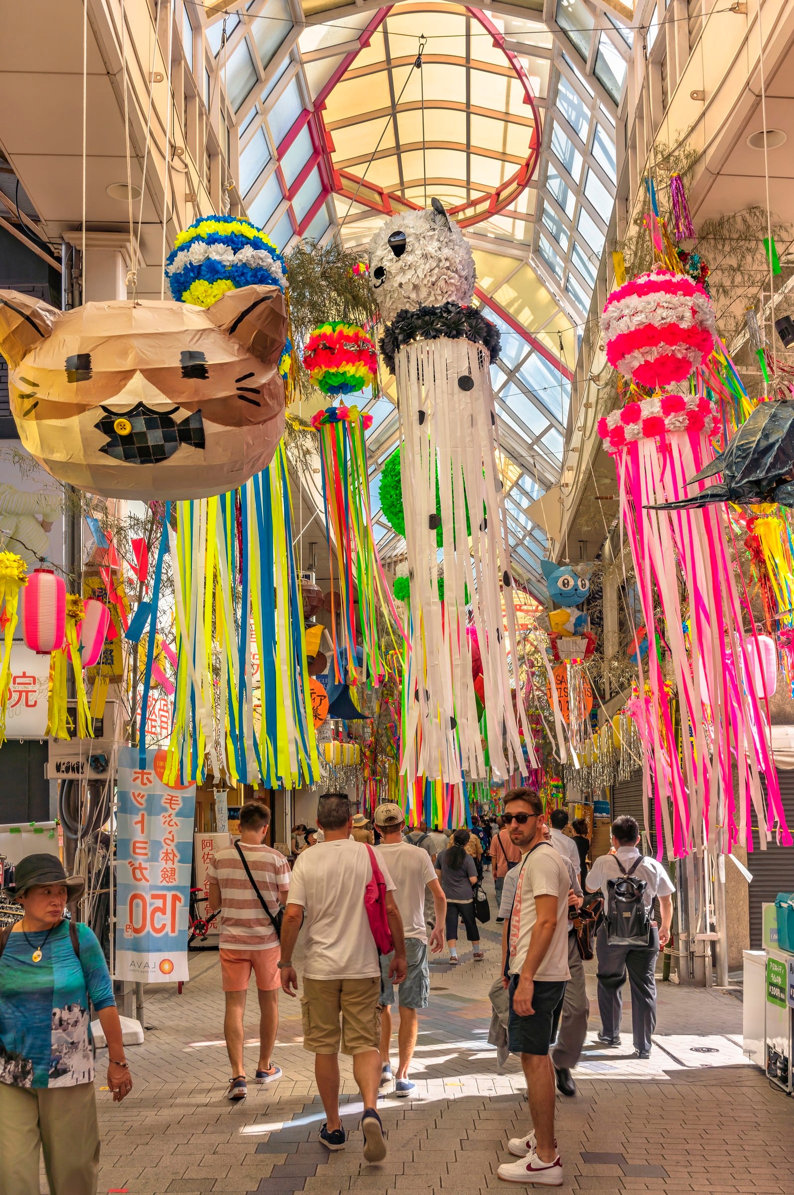 Adornos de papel del festival Tanabata en la galería comercial de Asagaya