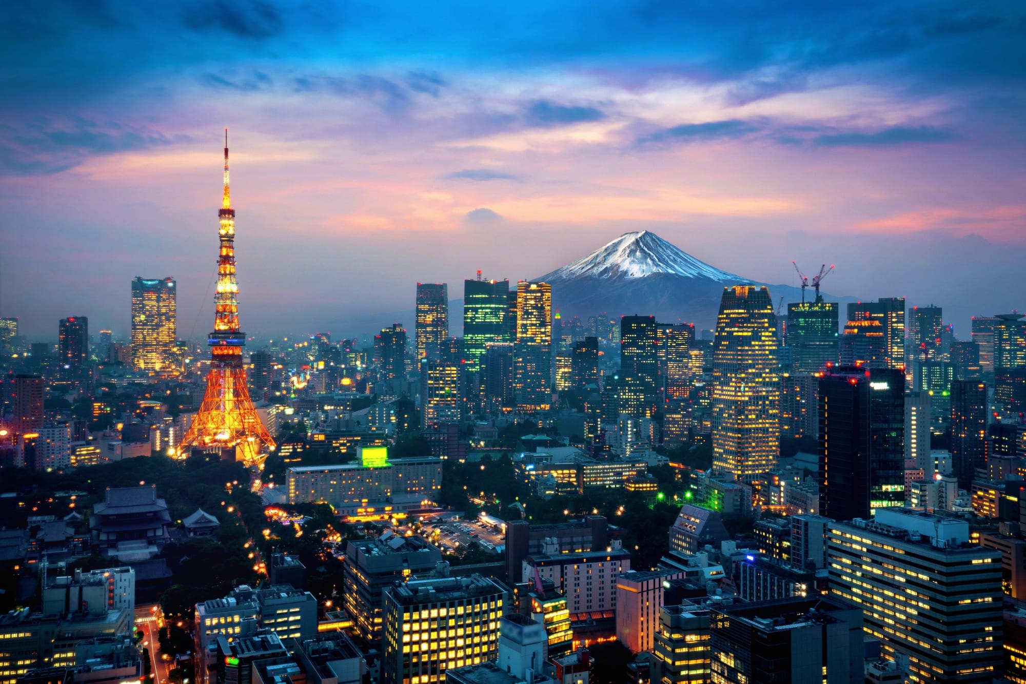 La torre de Tokio iluminada y el monte Fuji en el horizonte