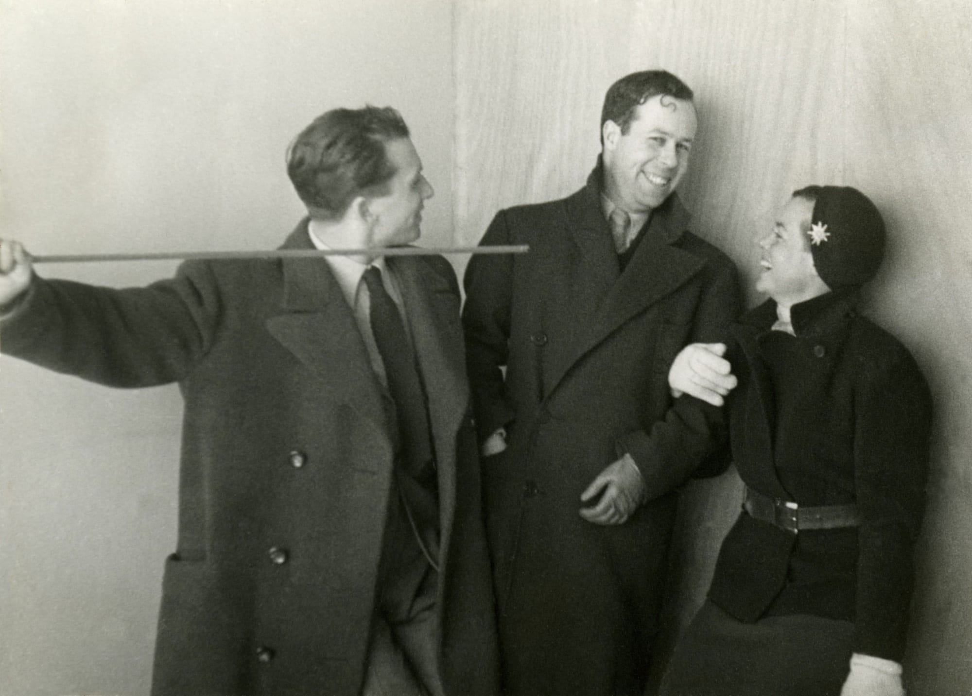 Ernest Weissmann, Josep Lluís Sert y Charlotte Perriand conversan en 1937