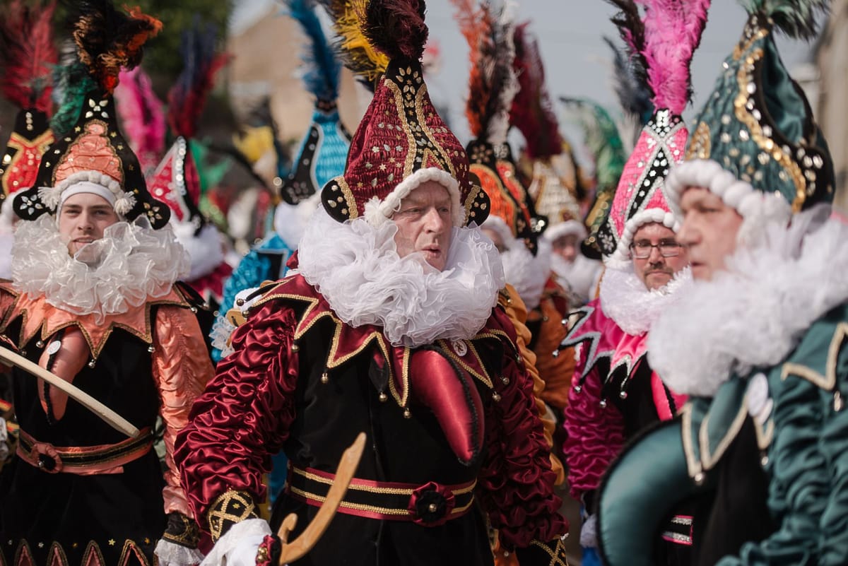 Carnavales en Valonia: entre hogueras y osos de peluche