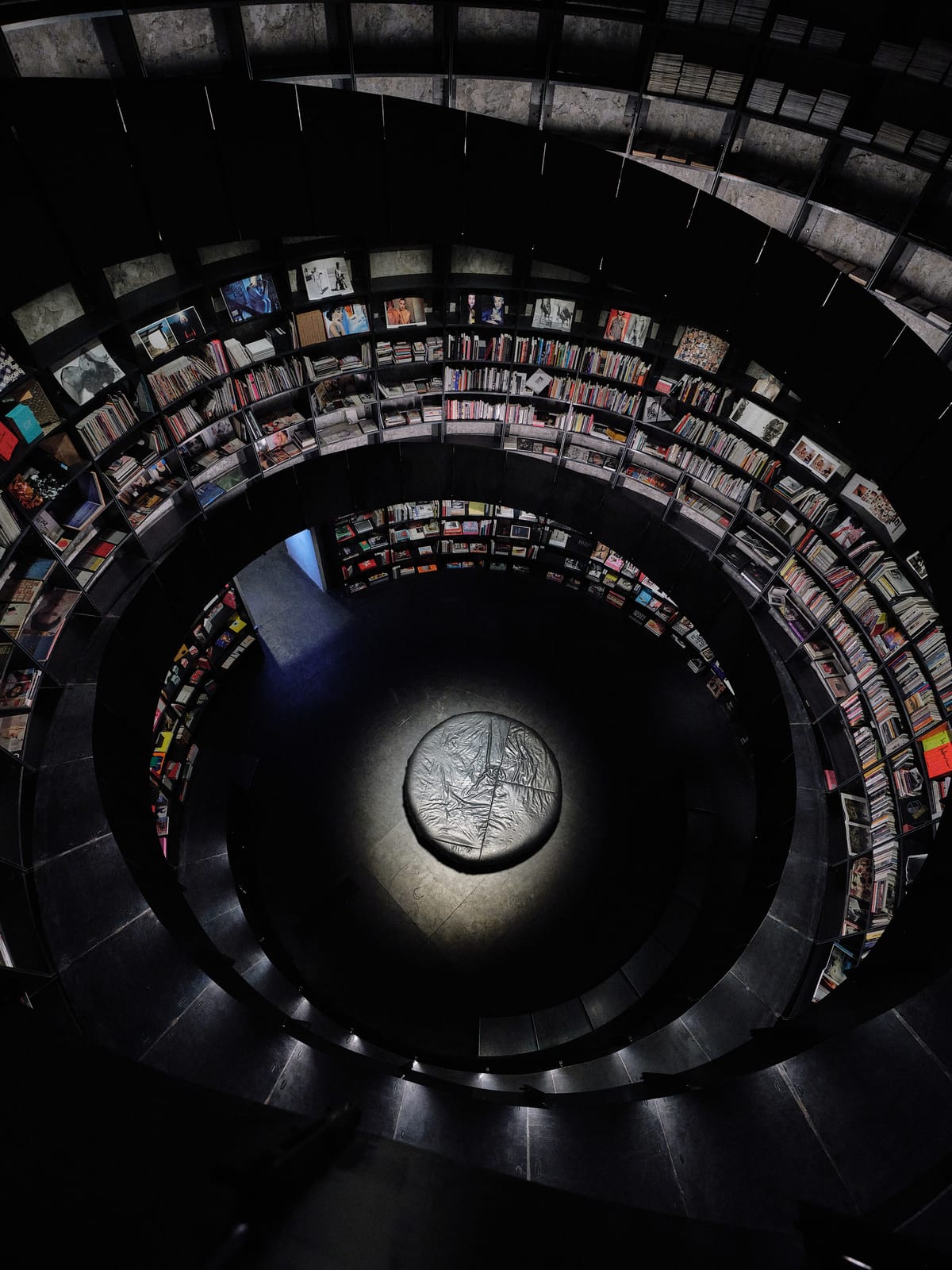 The MOP Library: la nueva biblioteca de moda en A Coruña