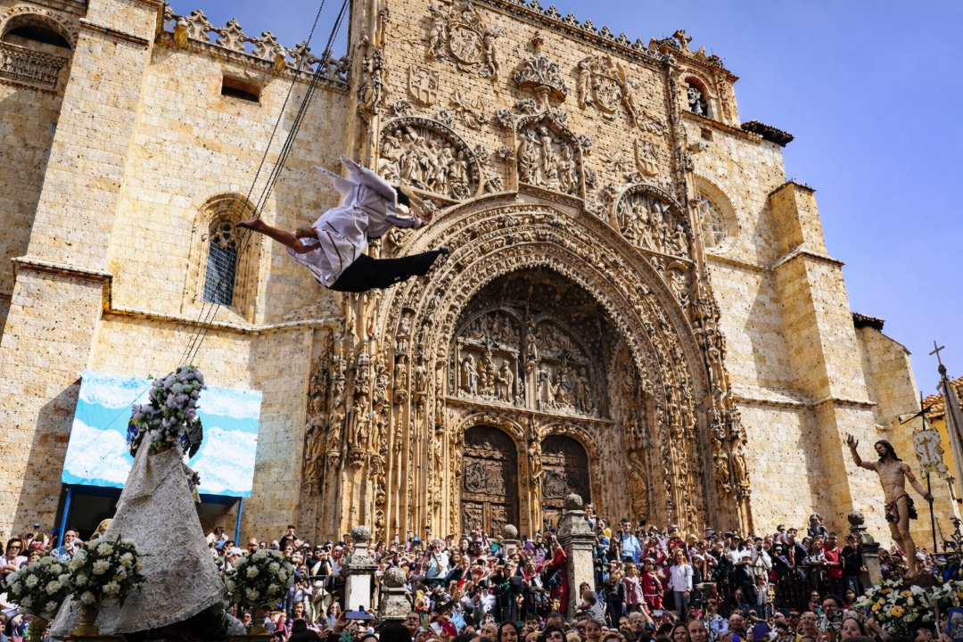 Bajada del Ángel en Aranda de Duero: el vuelo pascual más singular de España
