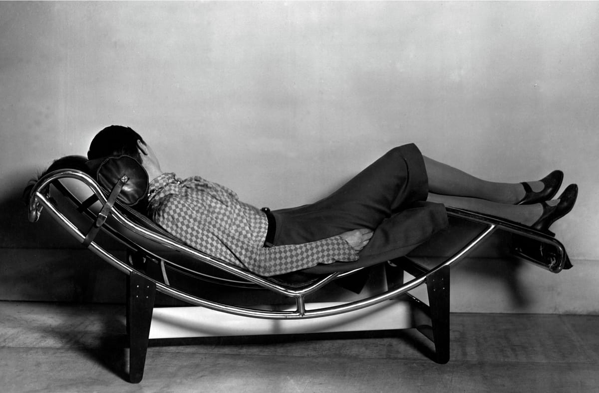 Charlotte Perriand recostada en la chaise longue reclinable en 1928