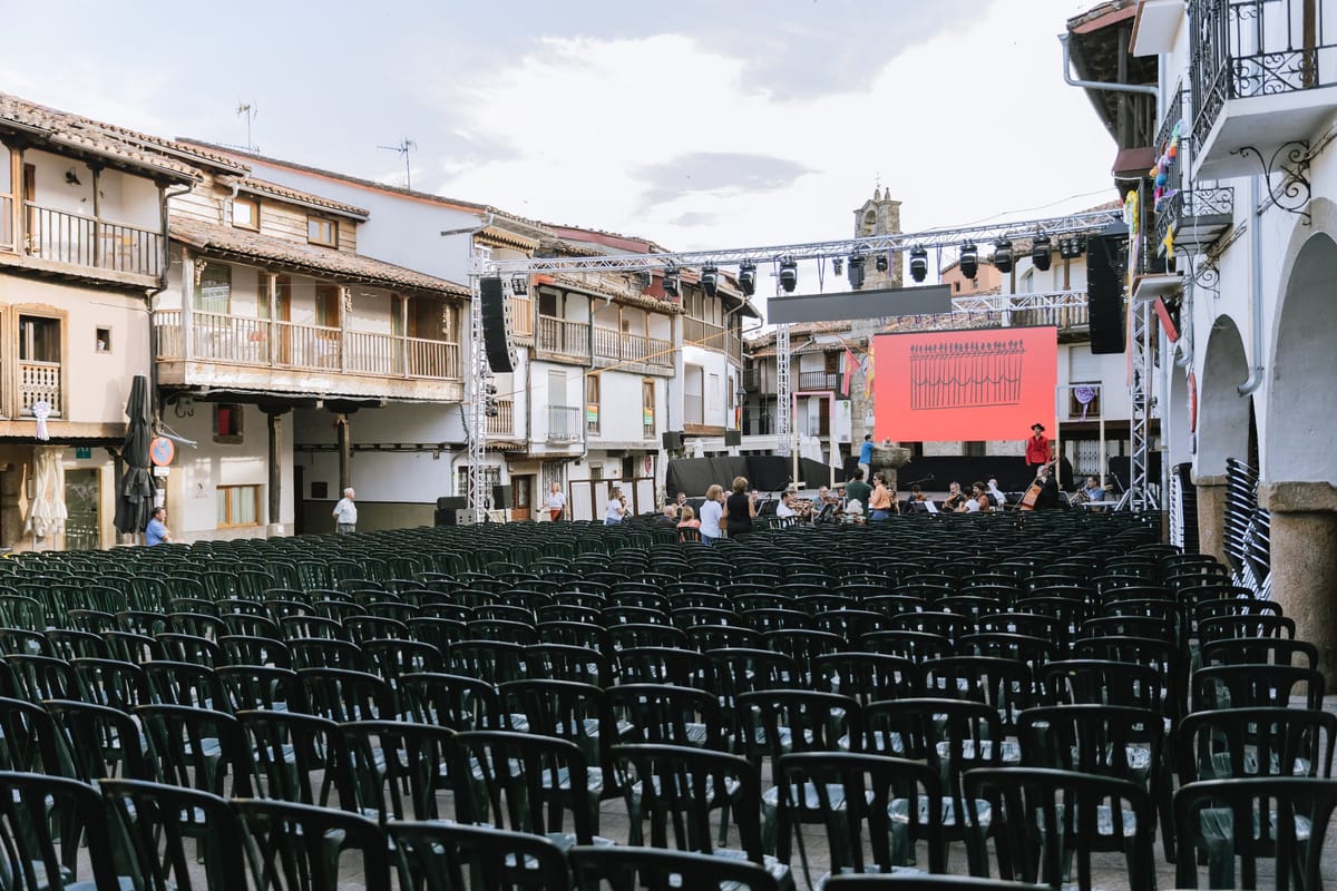 La plaza de Villanueva de la Vera, preparada para la representación de 2025