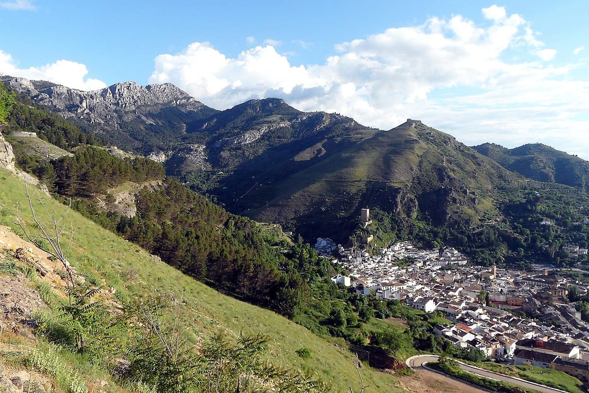 Cazorla: una guía para descubrir su patrimonio, castillos y paisajes naturales