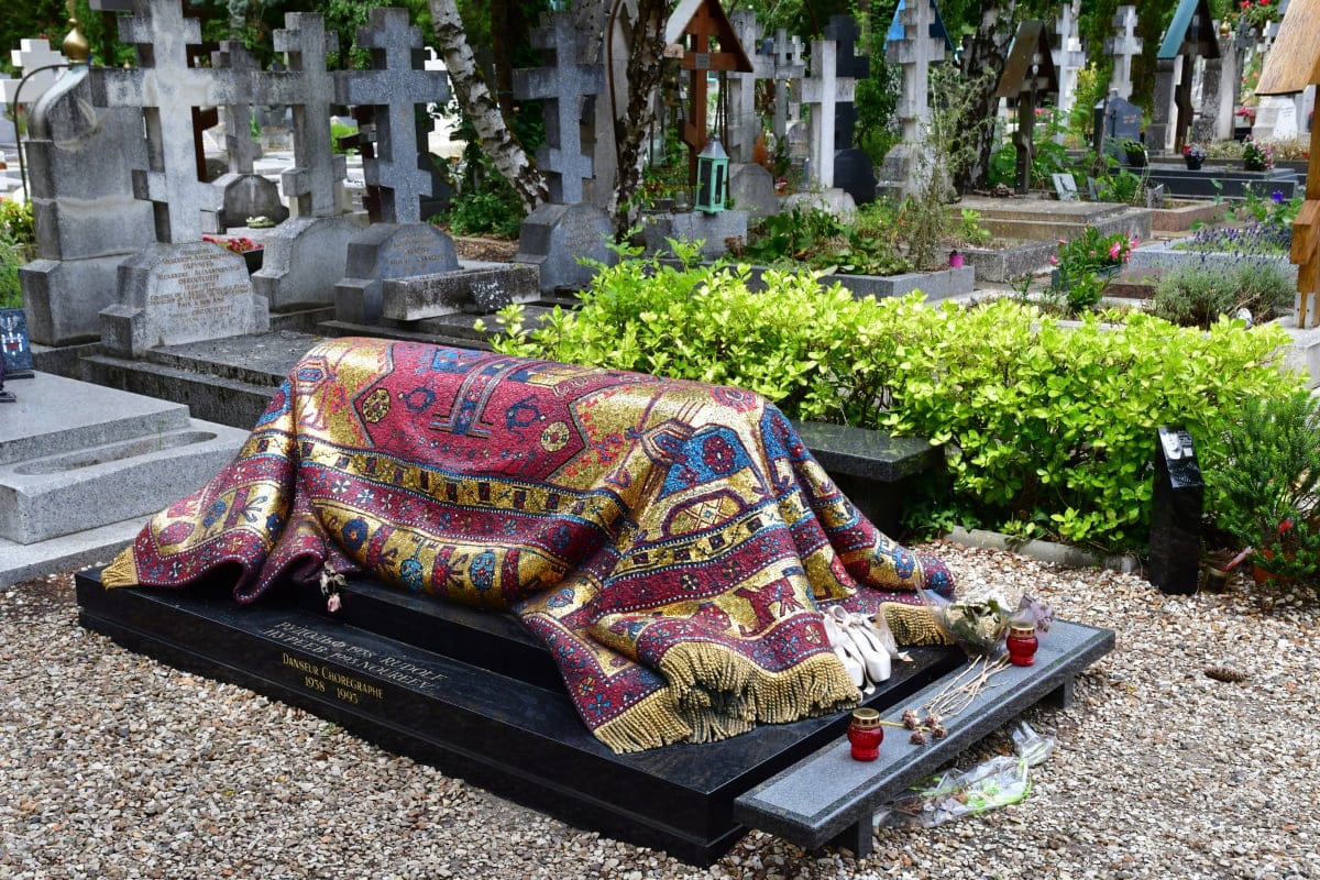 Cementerio de Sainte Geneviève des Bois - Fuente: Depositphotos