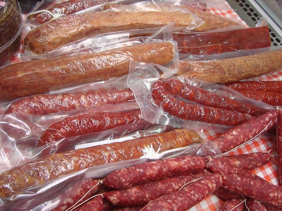 ¿Se puede llevar jamón u otros embutidos en el avión?