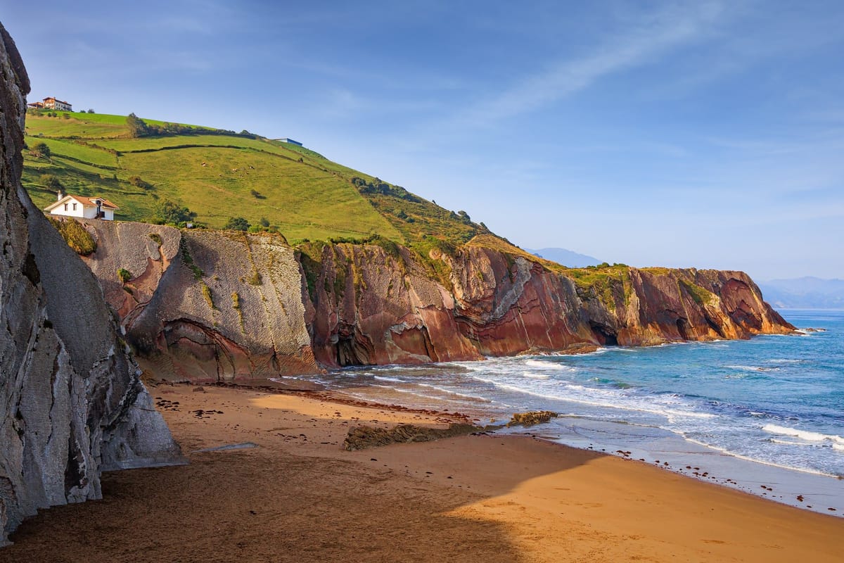 Descubriendo Zumaia: playas de cine y acantilados de historia