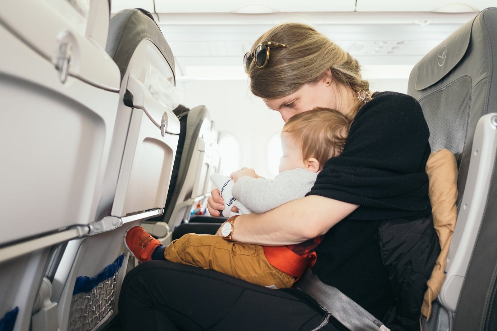 Viajar en avión con un bebé: consejos para un vuelo sin estrés