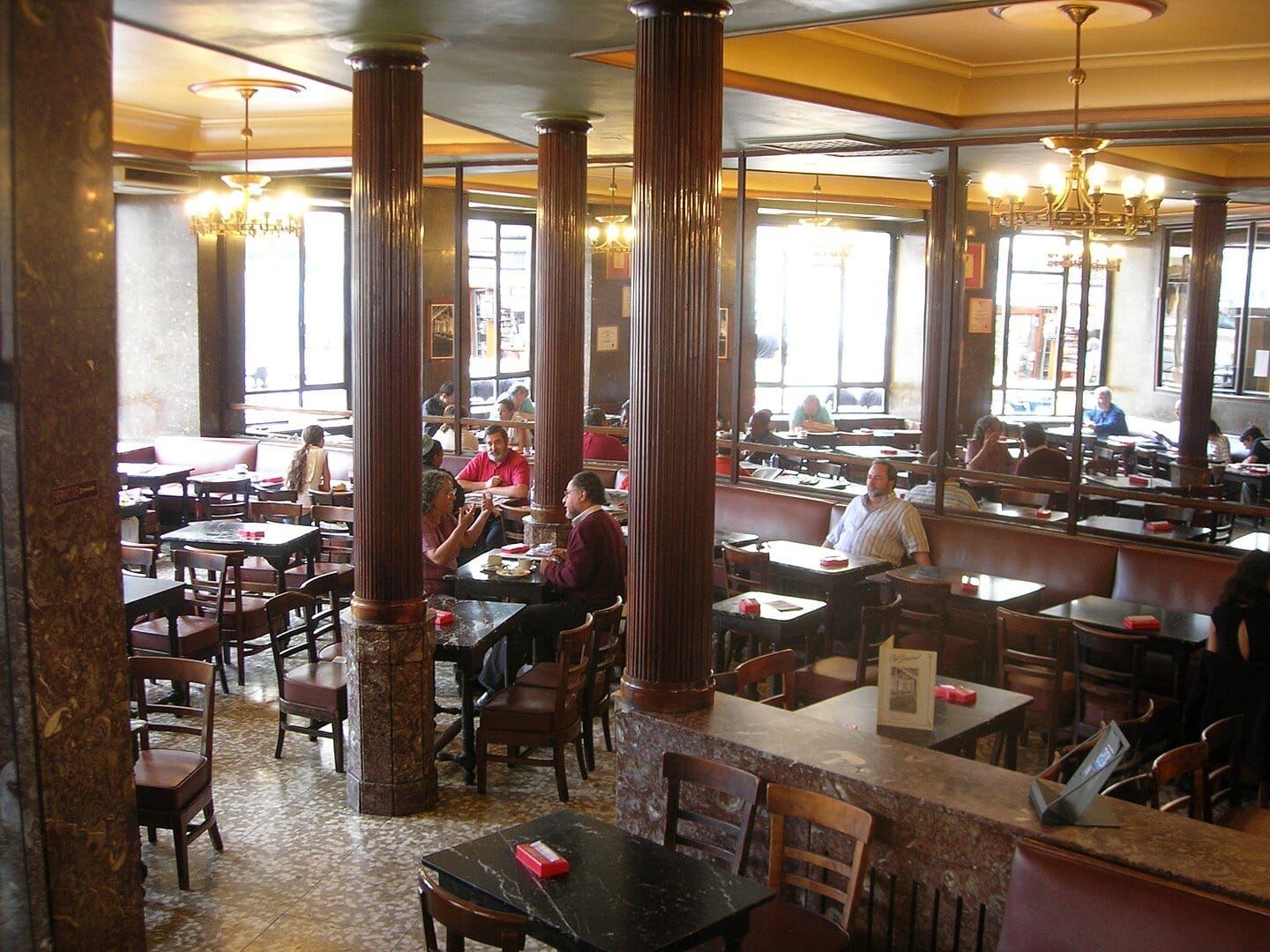 Ruta por los cafés históricos de Madrid que aún puedes visitar