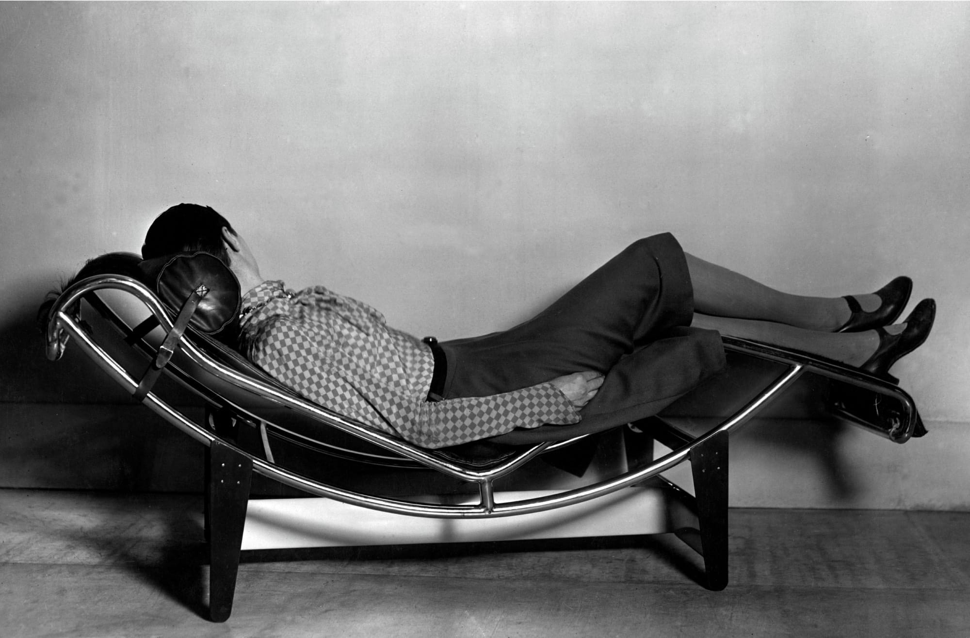 Charlotte Perriand recostada en la chaise longue reclinable en 1928