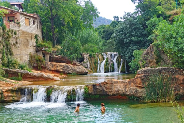 Qué ver en España este verano lejos de la costa: cascadas, cuevas y parques
