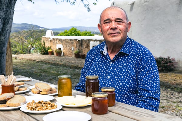 La miel de Ibiza: un paisaje que se come en cucharadas dulces