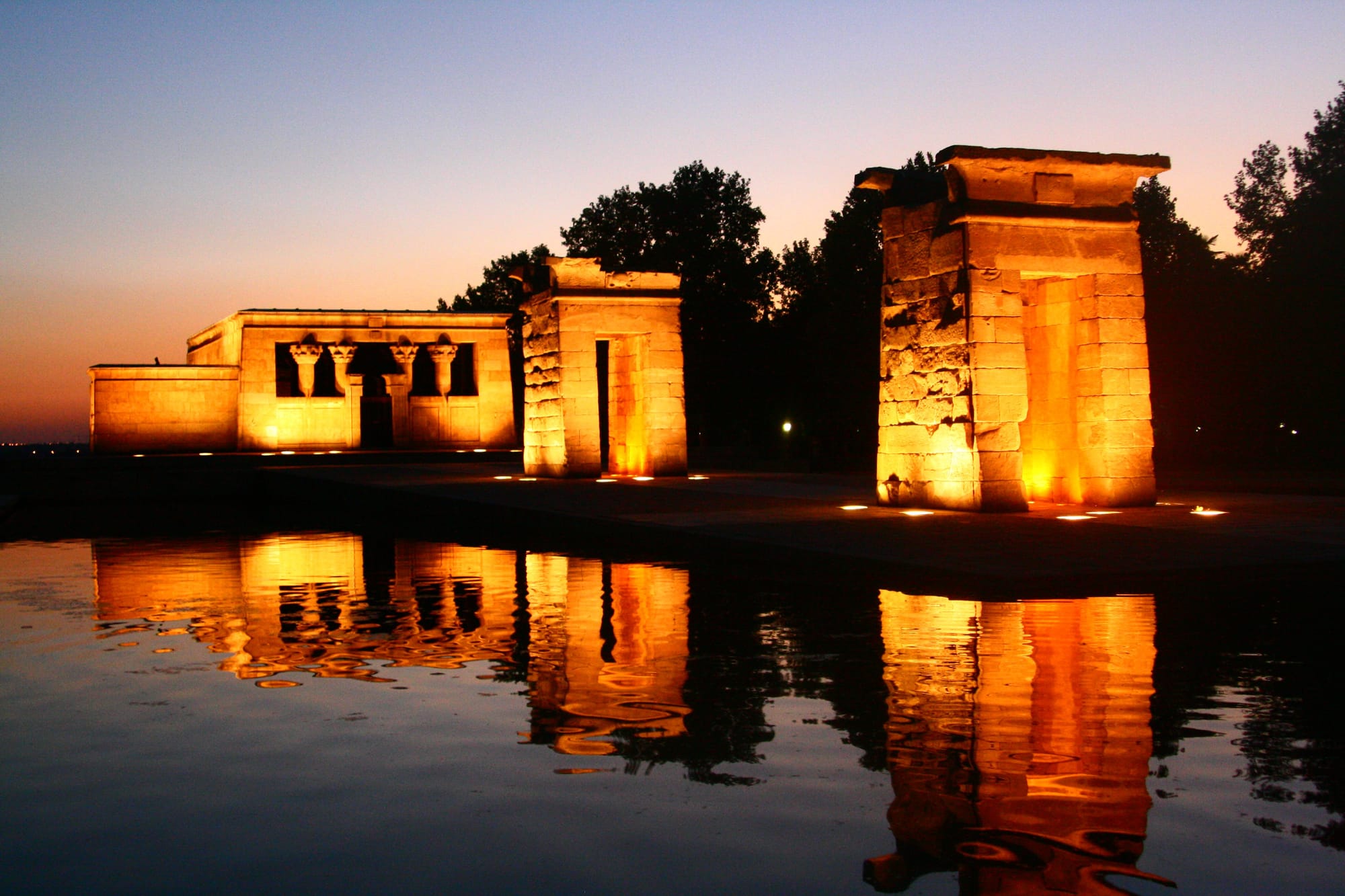 vista nocturna del templo de debod