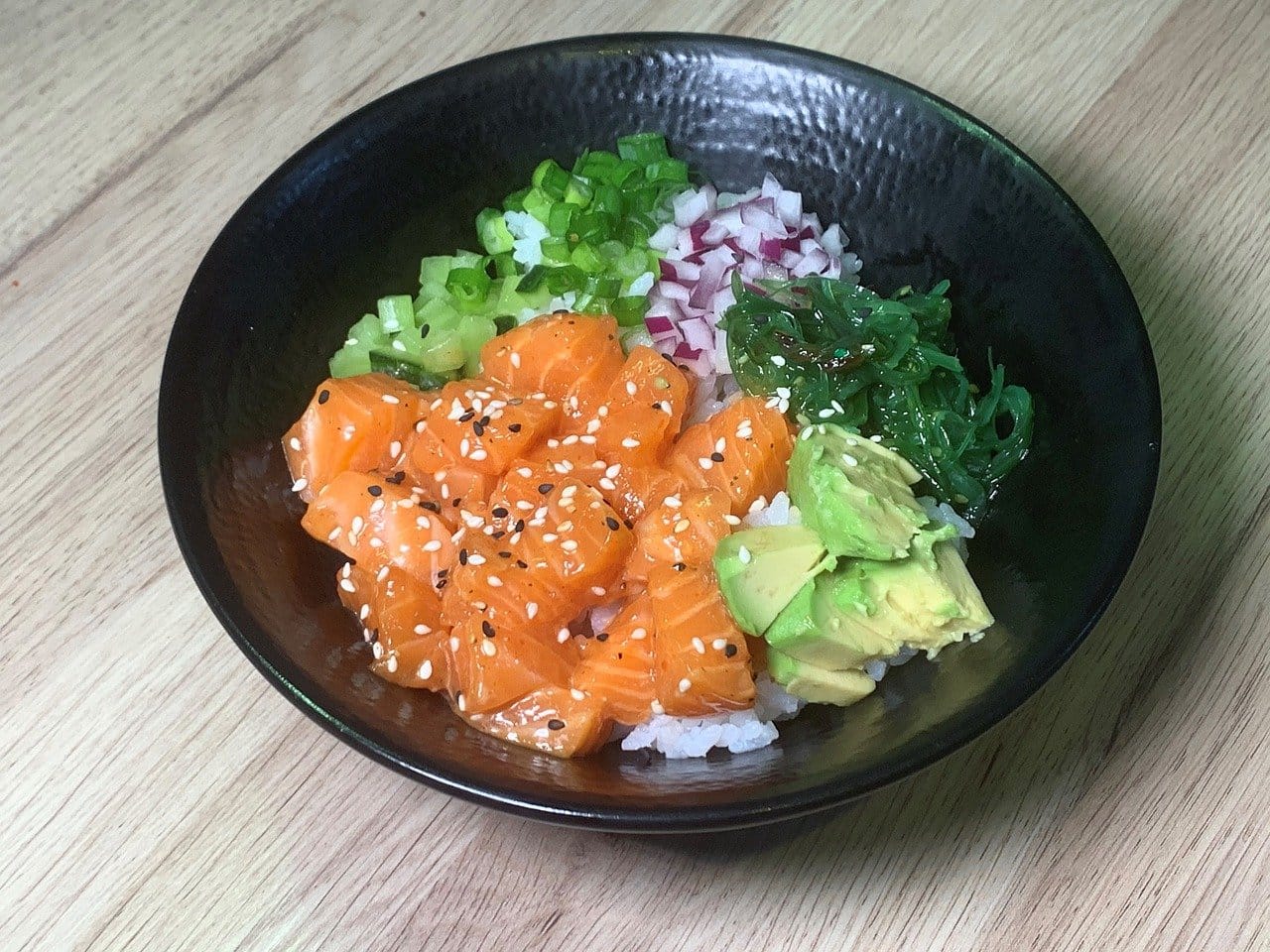 Poke de salmón