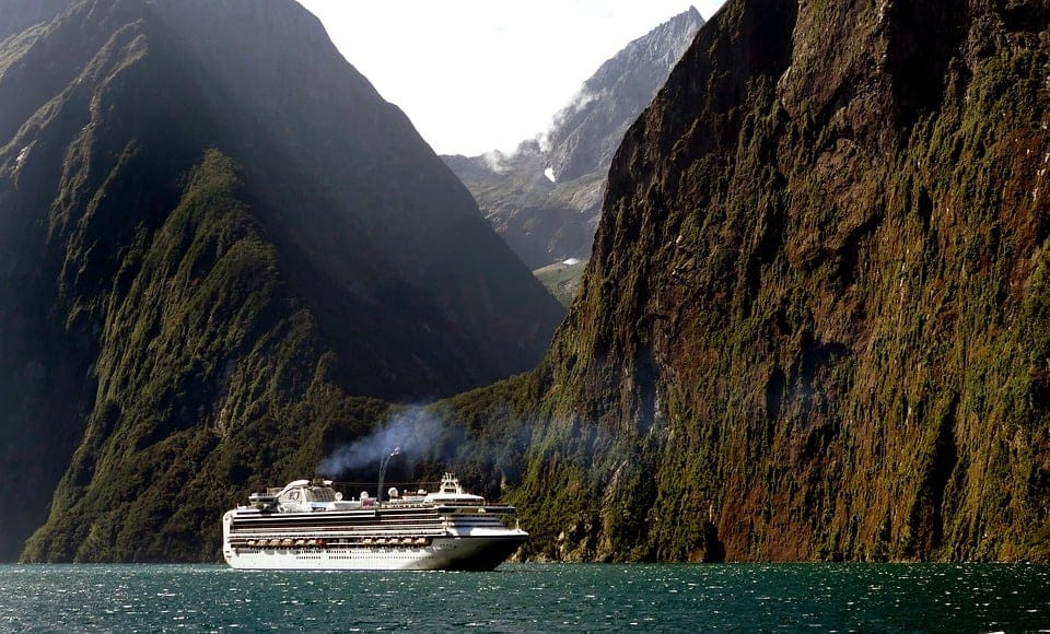Crucero a su paso por la costa noruega