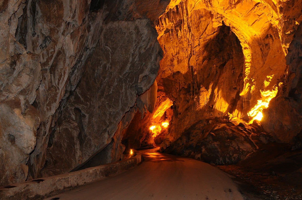 Cuevona de Cuevas del Agua (Asturias)