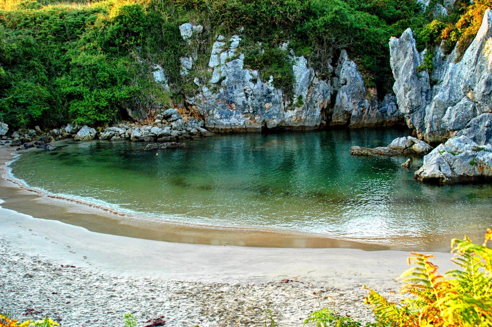 Playa de Gulpiyuri en Asturias