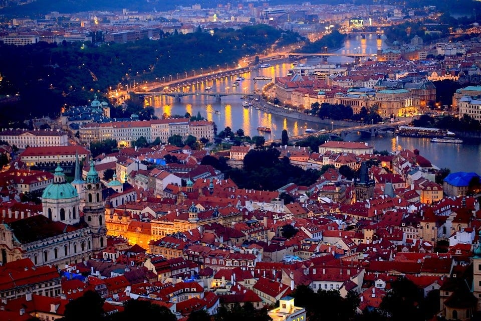 Vista nocturna de Praga