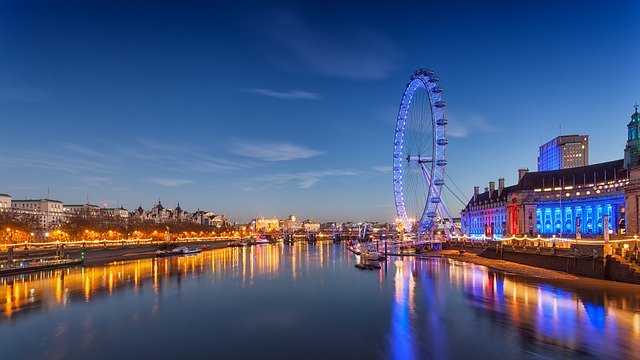 Una vista del Támesis y del London Eye por la noche